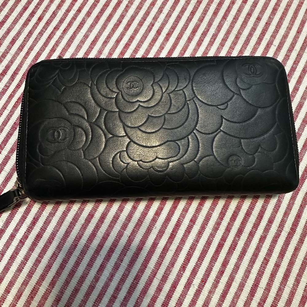 CHANEL Black Quilted Camellia Zip-Around Leather Wallet with Gold CC - Picture 3 of 12